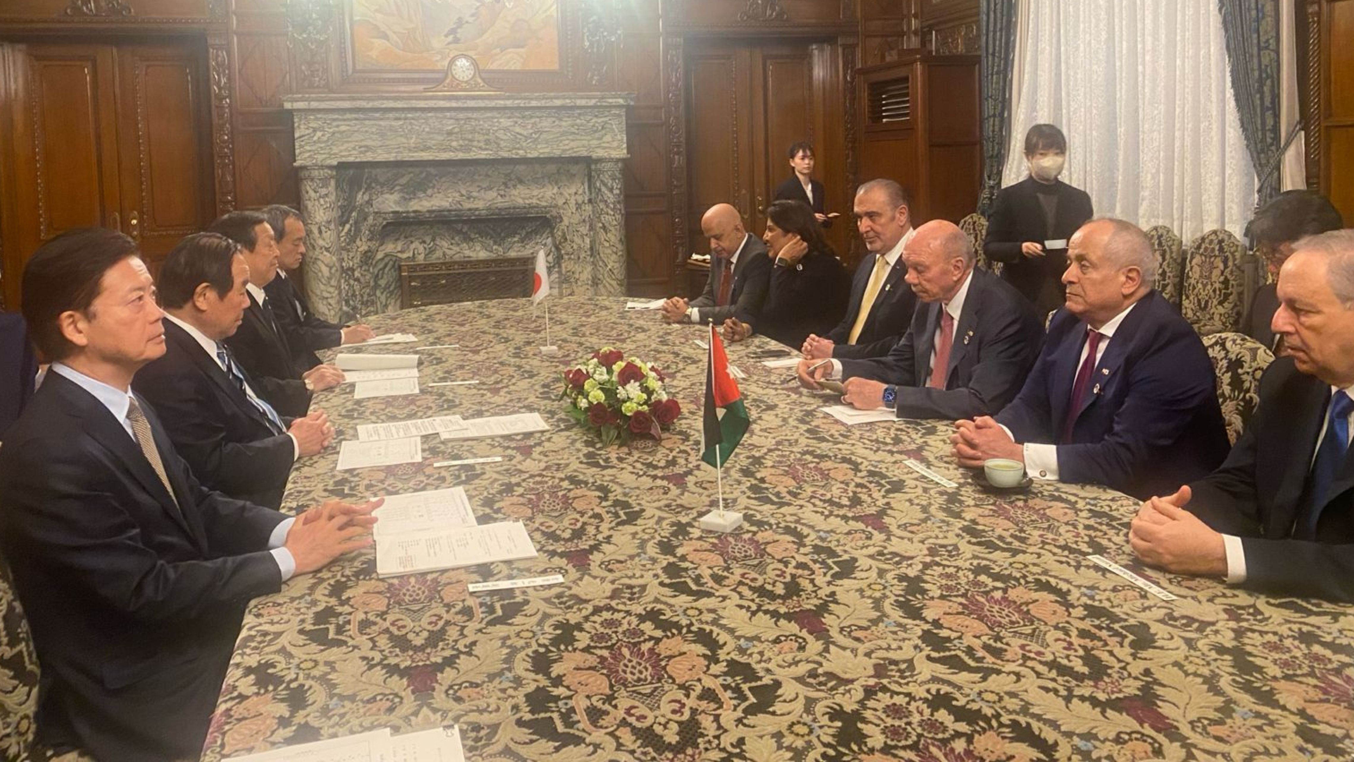 الفايز يُجري مباحثات مع رئيس مجلس النواب الياباني في طوكيو 