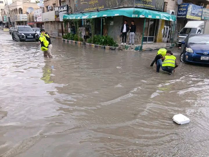 أمطار مفاجئة تتسبب بحوادث غير مسبوقة وتعطّل للطرقات ..  صور وفيديو