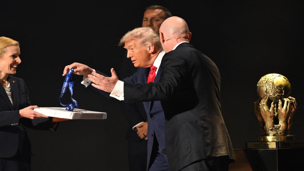 ترامب يتسلم أول نسخة من جائزة فيفا للسلام