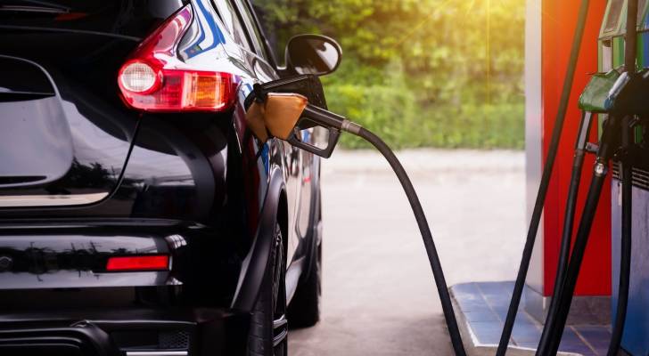 خبير طاقة: السعر العالمي يحدد تسعيرة المشتقات النفطية محليًا