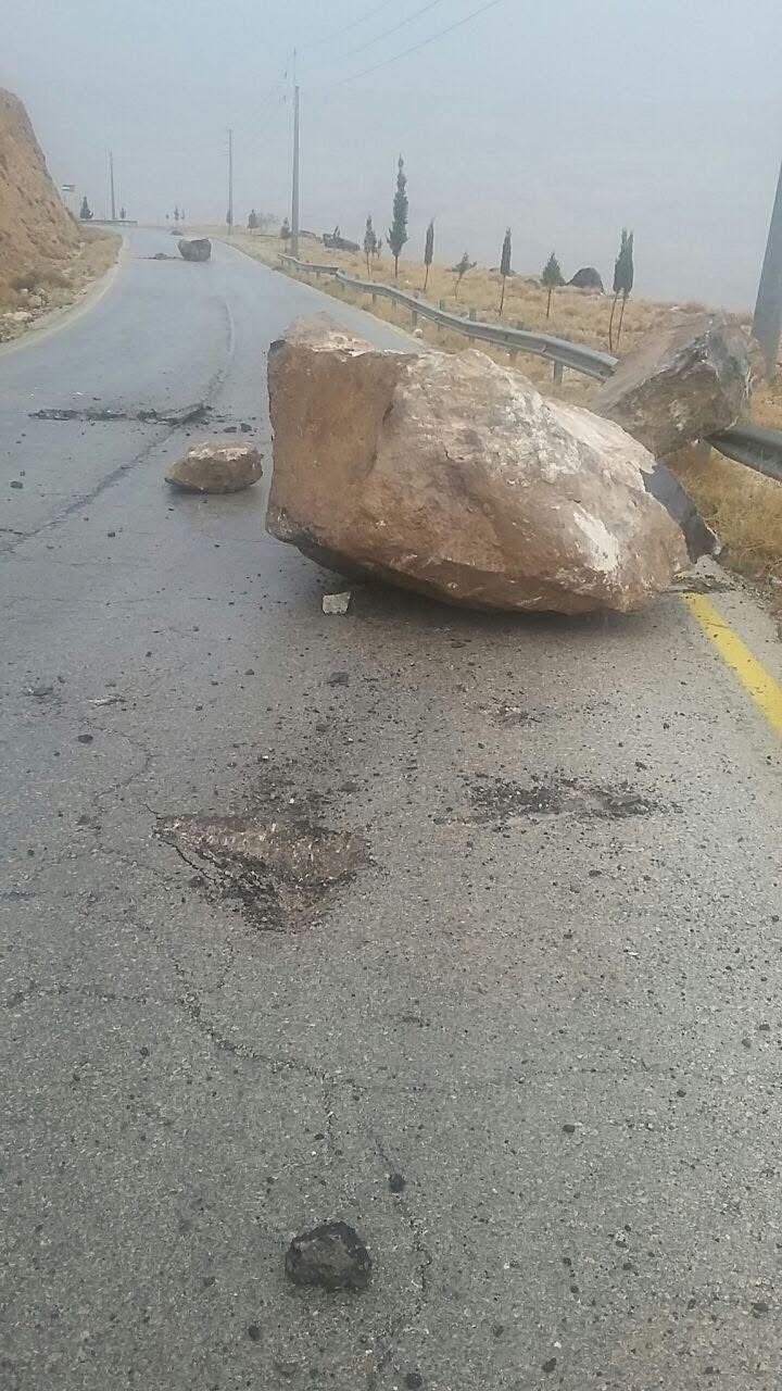 انهيارات صخرية على طريق الموجب وقرار باغلاقه
