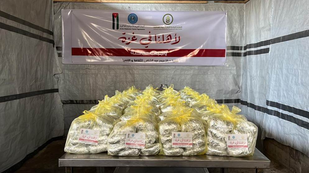 الخيرية الهاشمية توزع وجبات ساخنة على أسر شمال غزة