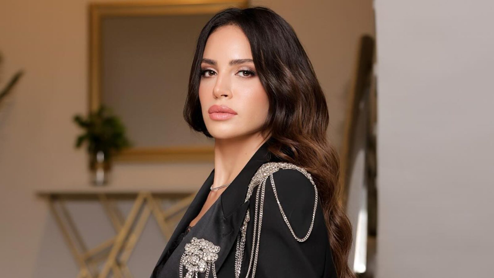 آمال ماهر تبكي على الهواء وتروي تفاصيل فقد والدها