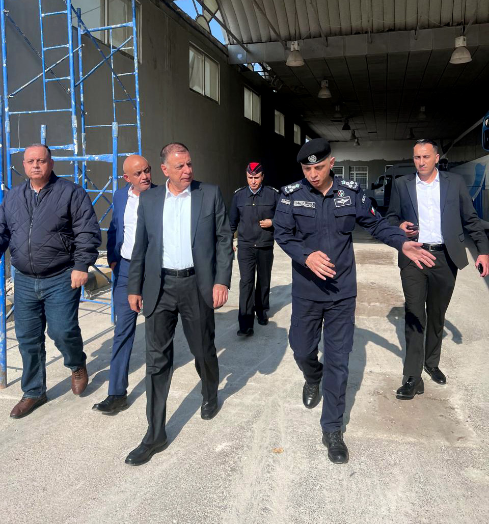 الفراية يتفقد الأعمال الإنشائية بجسر الملك حسين