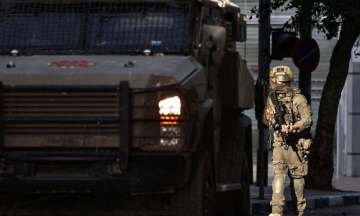 استشهاد فلسطيني واحتجاز جثمانه داخل بيت جرى محاصرته شرقي نابلس