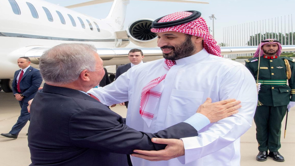 الملك يصل السعودية والأمير محمد بن سلمان باستقباله