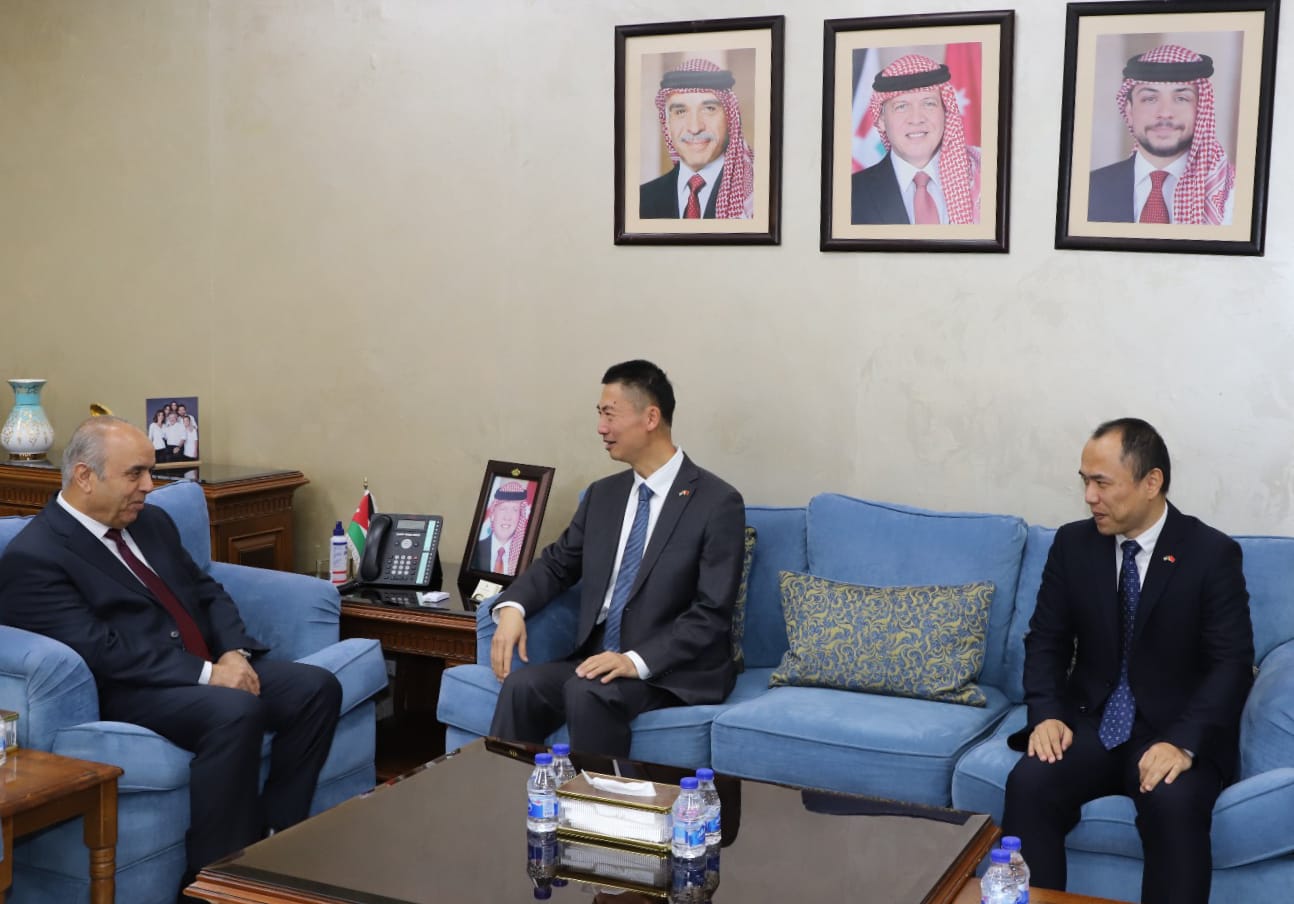 وزير التربية يبحث مع السفير الصيني تعزيز التعاون 