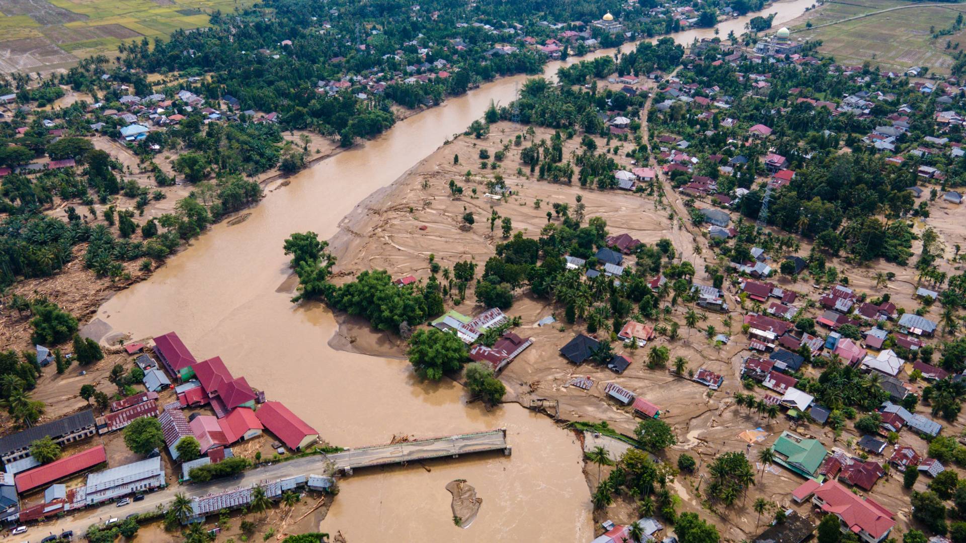 الفيضانات في إندونيسيا ترفع حصيلة الضحايا لأكثر من 200
