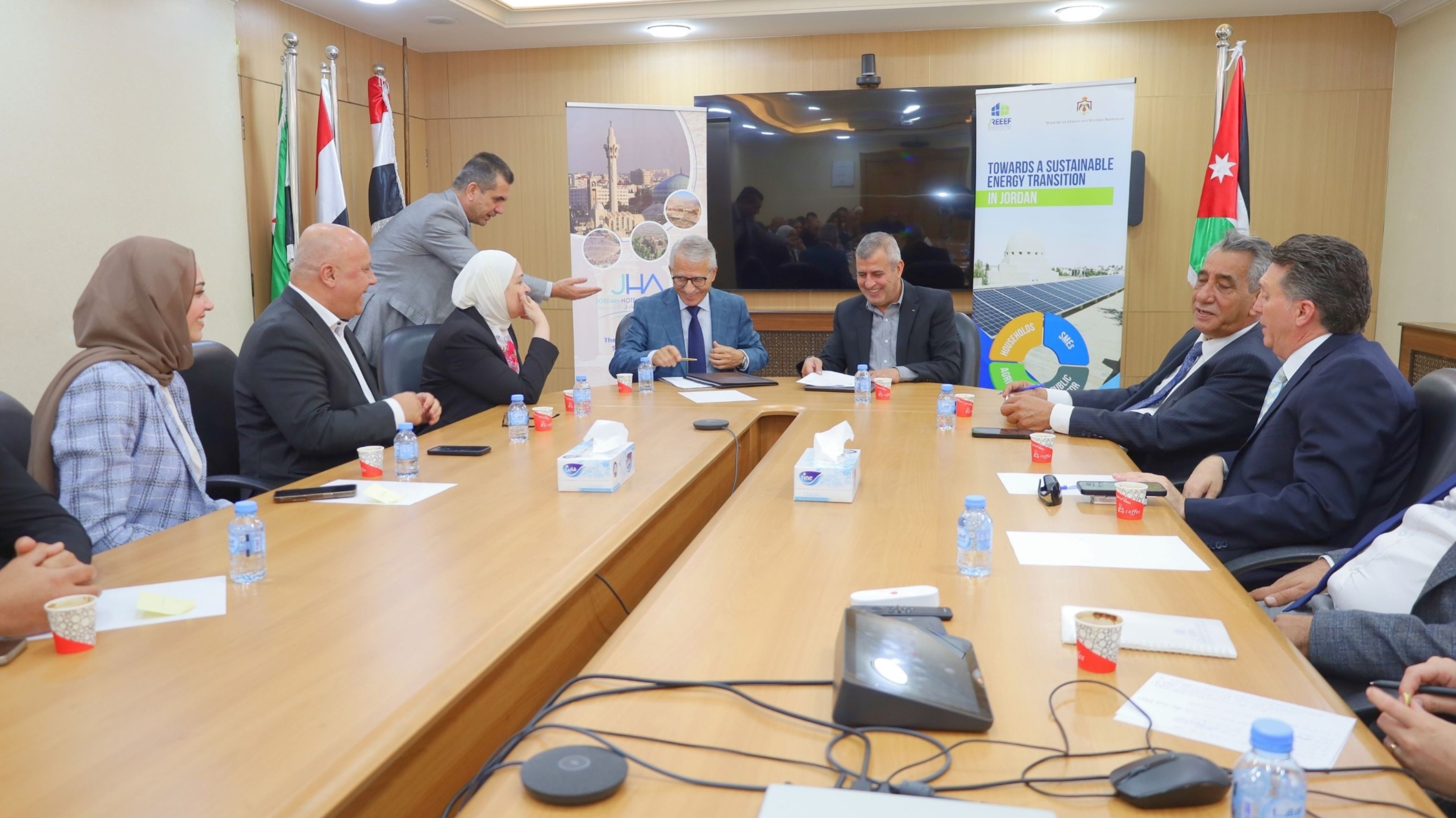 صندوق الطاقة المتجددة يطلق برنامجا لدعم القطاع الفندقي