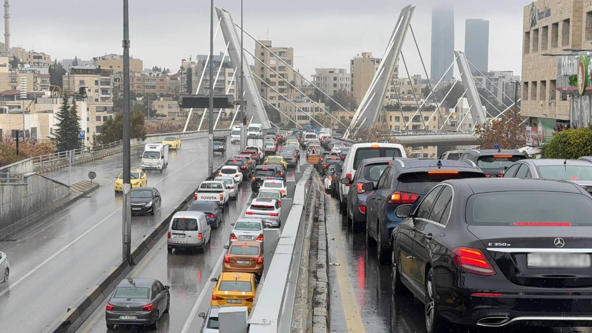 الأمن العام يحذر السائقين من خطر الانزلاقات مع بدء تساقط الأمطار