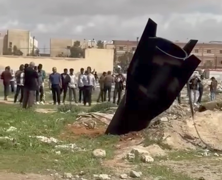 سقوط شظايا صاروخ في الظليل ..   فيديو