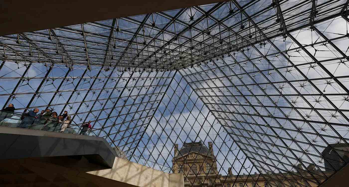 تفاصيل جديدة تكشف هوية منفذي سرقة اللوفر