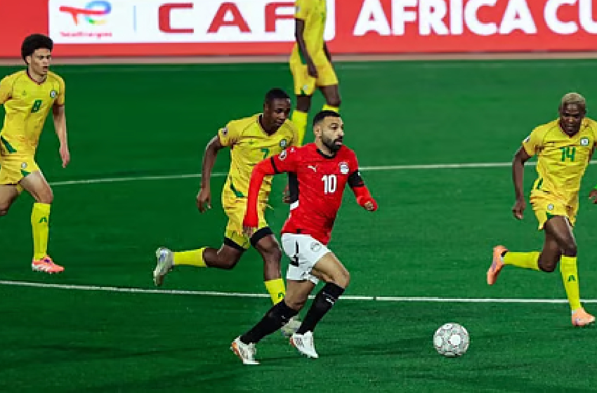 كأس إفريقيا ..  خطأ فادح بمباراة مصر وزيمبابوي يثير السخرية