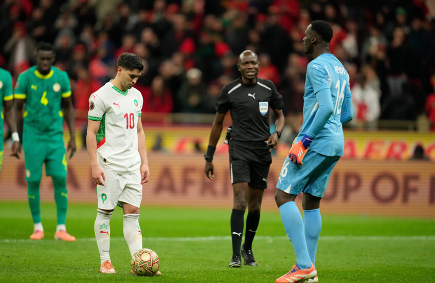 حارس السنغال يكشف الحقيقة: وراء تصديه لركلة جزاء دياز 