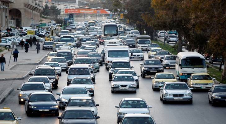 تعطل مركبة وحمولة إسمنت تربكان حركة السير صباح الأحد