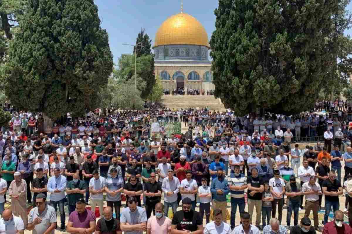 عشرات آلاف المصلين يؤدون صلاة الجمعة في الأقصى