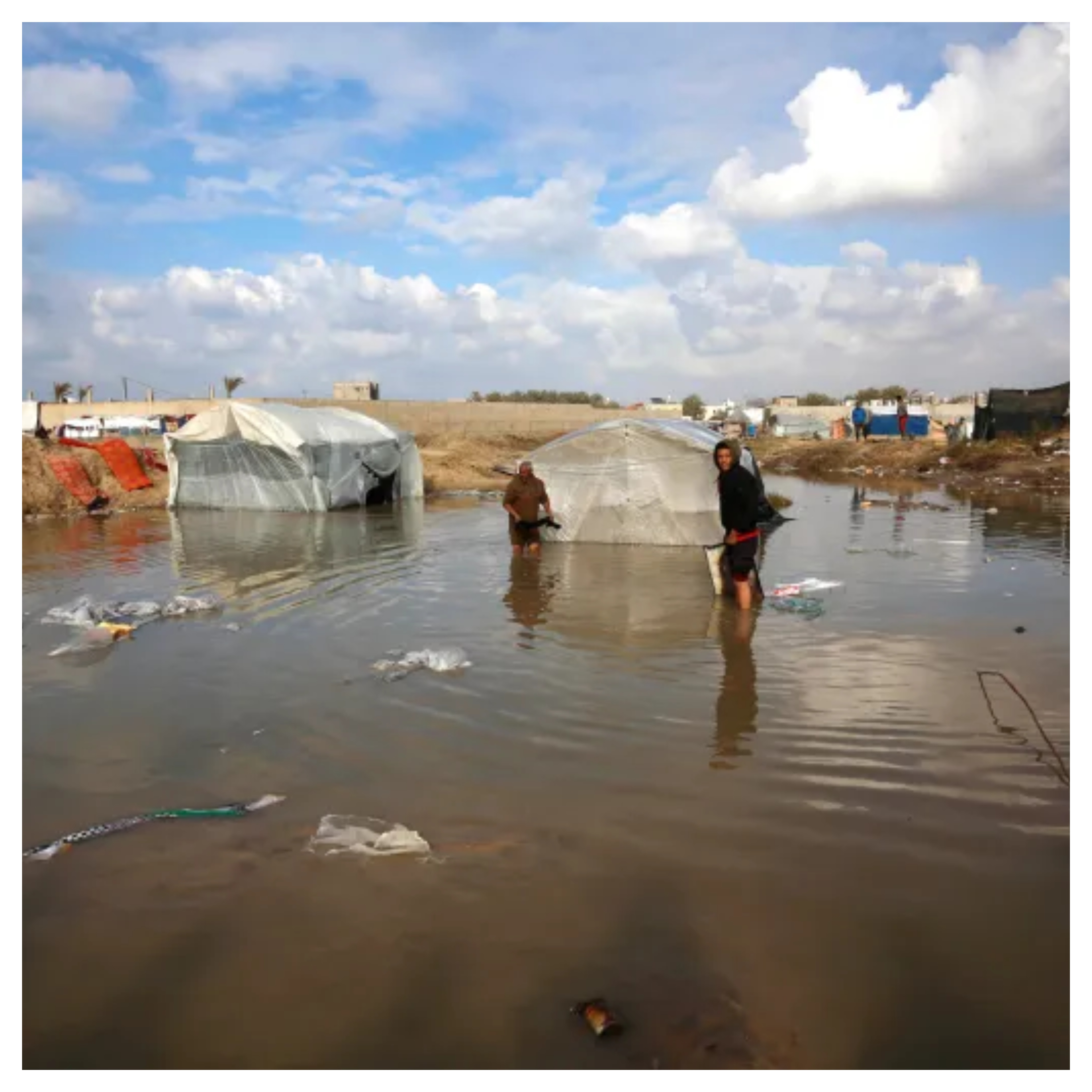 الأمطار تغرق خيام خان يونس ومناشدات عاجلة  