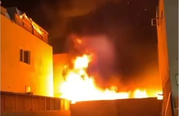 حريق ضخم يندلع في المنطقة الحرفية بالعقبة  