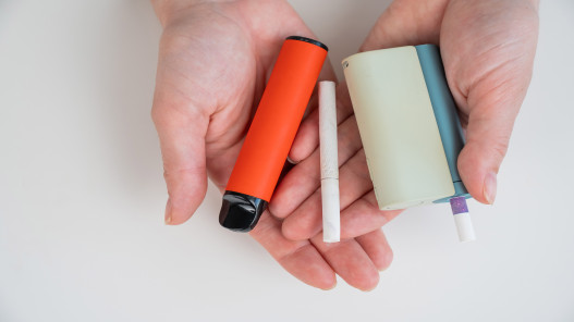 الصحة النيابية تنتقد قرار تخفيض الضريبة على السجائر الإلكترونية