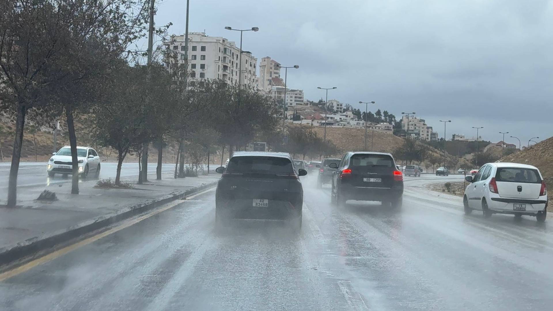 الدوريات الخارجية تتعامل مع تدهور شاحنتين وانجراف أتربة