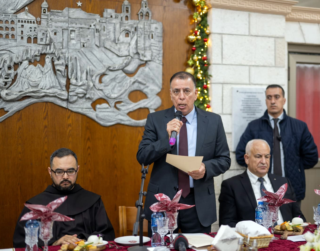 وزير الداخلية يشارك بقداس منتصف الليل بكنيسة المهد