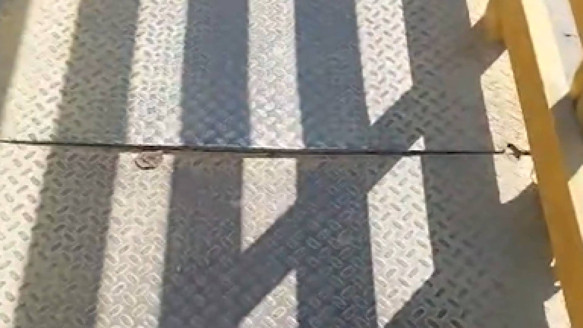 مواطن يوثق عيوبا وخللا في أرضية جسر مشاة في مرج الحمام