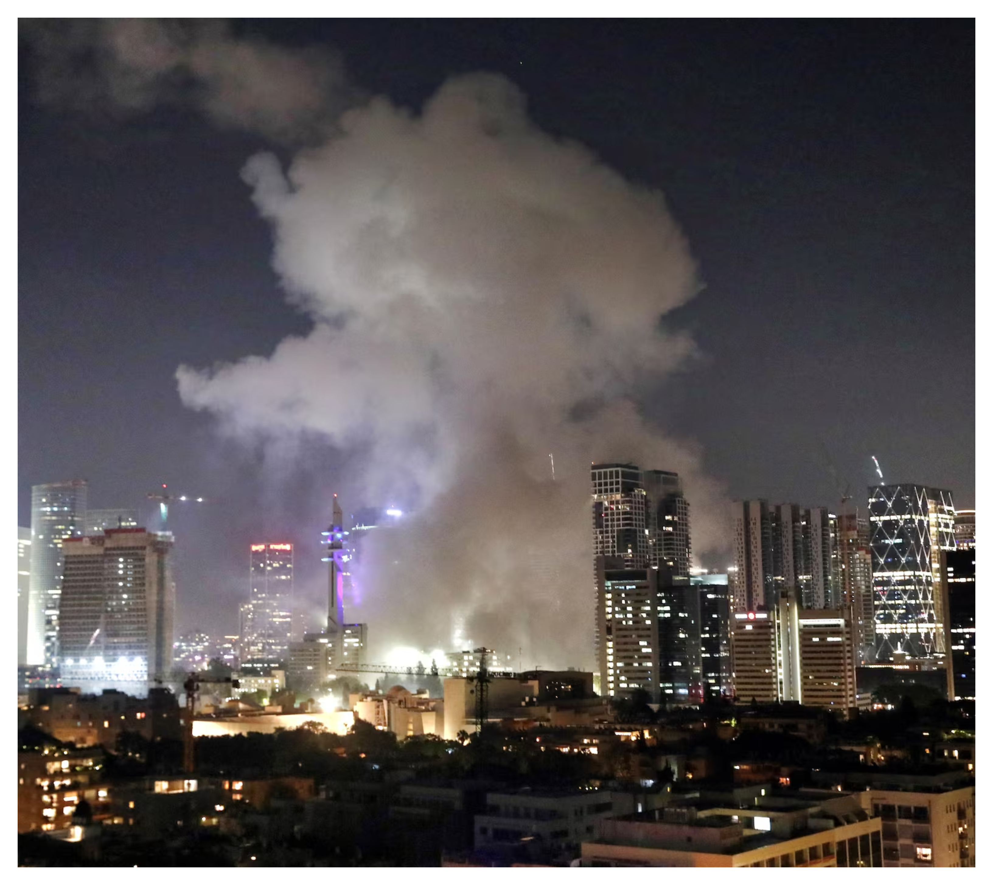 شاهد لحظة سقوط الصواريخ الإيرانية على تل أبيب ..  فيديو