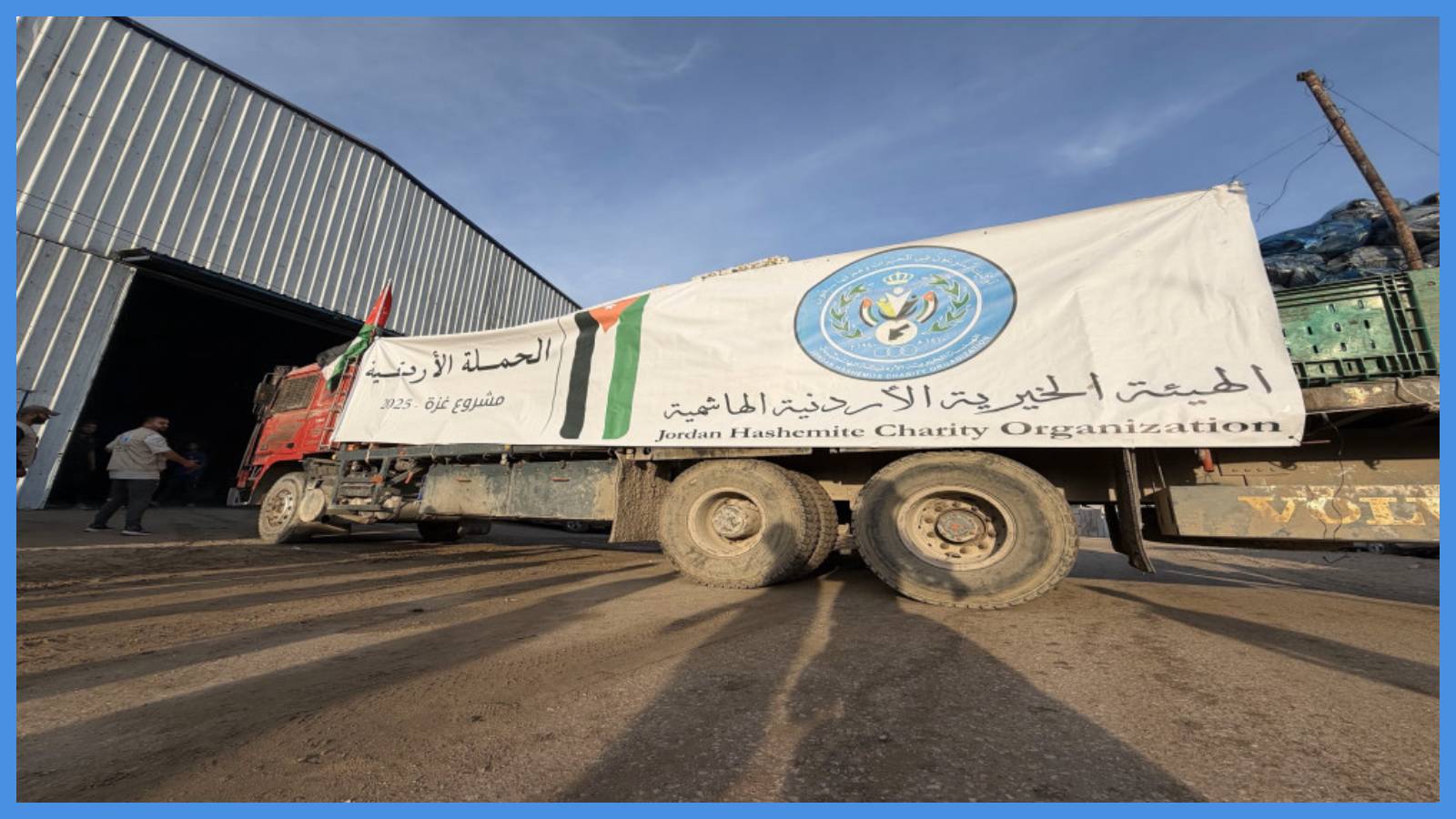 الحملة الأردنية توزع خضراوات وفواكه على نازحين بغزة