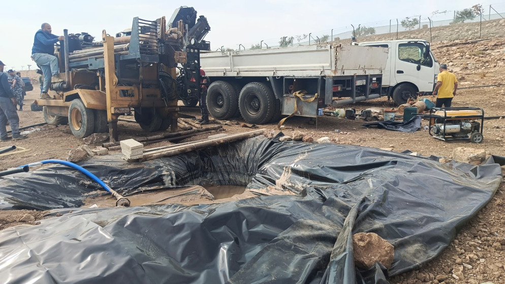 ضبط حفارة مخالفة تحفر بئرا بشكل غير قانوني في أم الدنانير