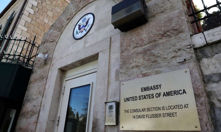 أمريكا تسمح لموظفي سفارتها بمغادرة إسرائيل