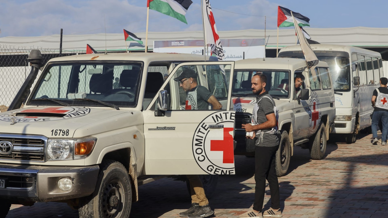 إعلام إسرائيلي: الصليب الأحمر يسلم إسرائيل 3 جثث