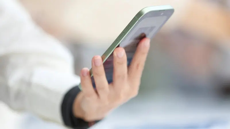 أبل توسّع خدمات آيفون لتشمل الأقمار الصناعية