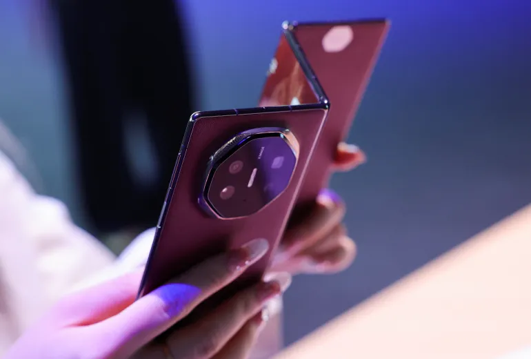 الهواتف ثلاثية الطي ..  ابتكار فاخر أم مستقبل واعد