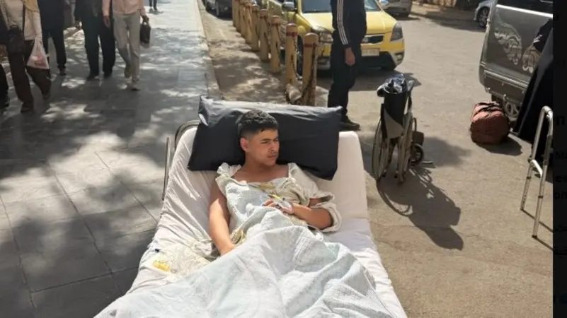 صورة مريض في الشارع تثير غضب السوريين