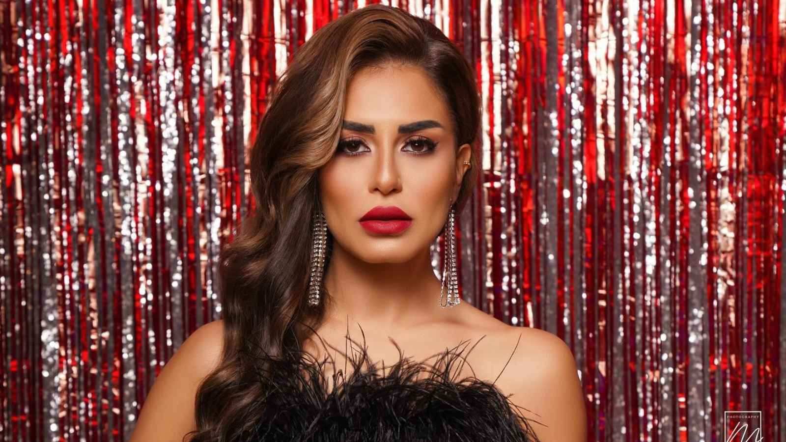 منة فضالي ترد على الجدل حول سفرها وأزيائها .. صور