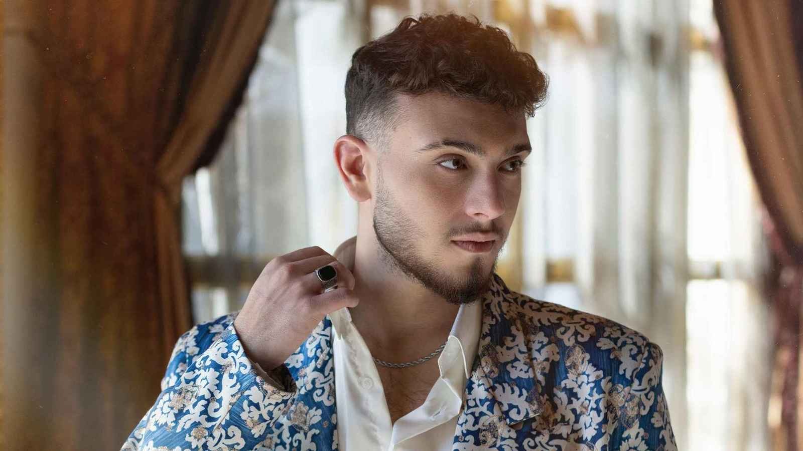 طفلة تبكي والشامي يرد برسالة تهزّ القلوب .. صور