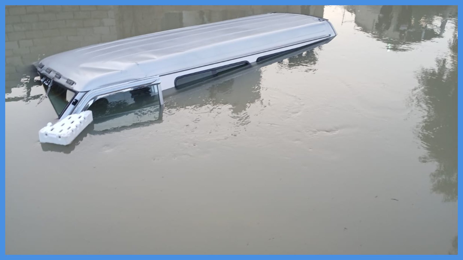 انتشال مركبة تعرضت للسقوط في قناة الملك عبدالله