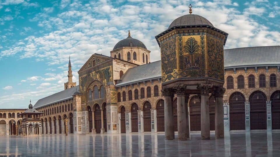 سيارة في باحة المسجد الأموي تثير الجدل