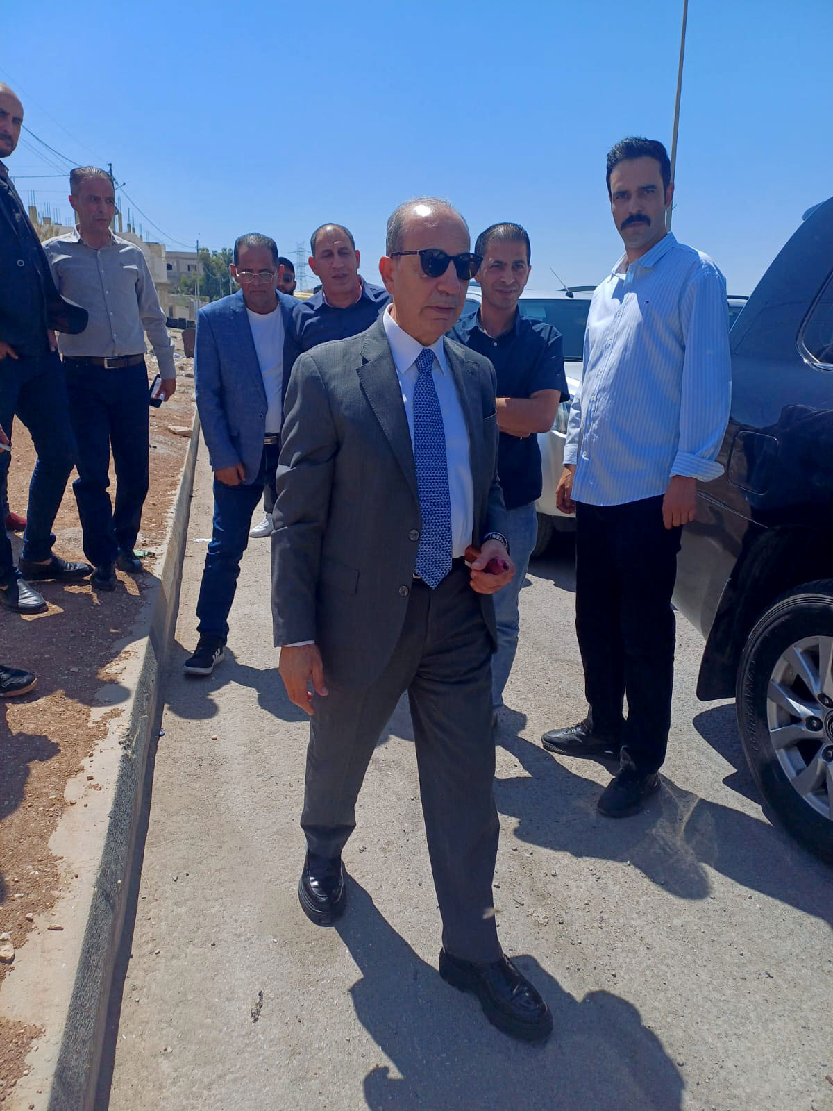 وزير الإدارة المحلية يتفقد الخدمات في بلدية الرصيفة