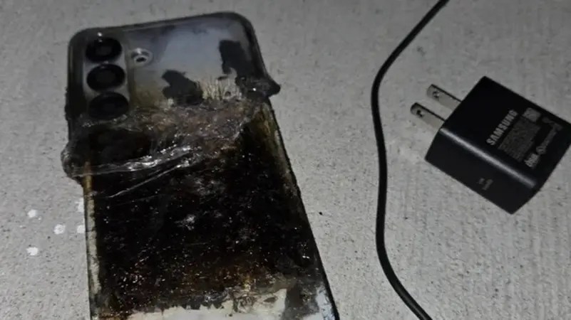 انفجار هاتف +Galaxy S25 أثناء الشحن بعد شهرين من شرائه