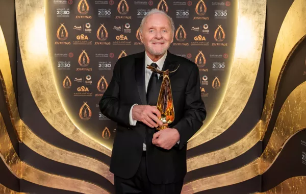 أيقونة هوليوود أنتوني هوبكنز يضيء البحر الأحمر السينمائي