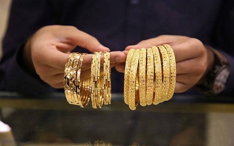 الذهب يهبط بأكبر خسارة يومية منذ عقود