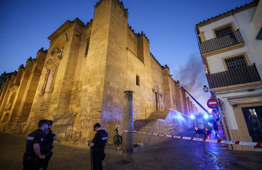 النيران تلتهم أحد أبرز المعالم الإسلامية في أوروبا