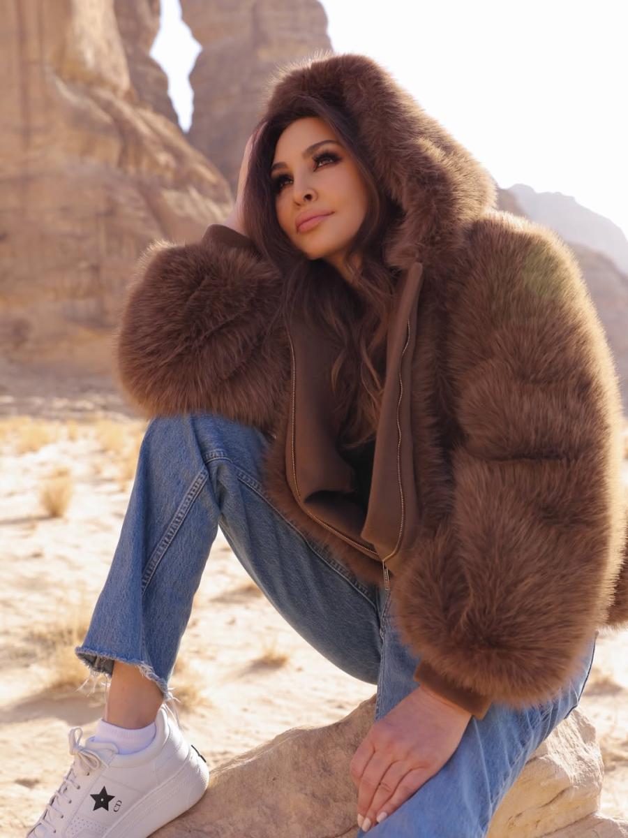 الفرو يعود بقوة إلى الموضة: إطلالات النجمات العربيات والتركيّات  ..  صور 