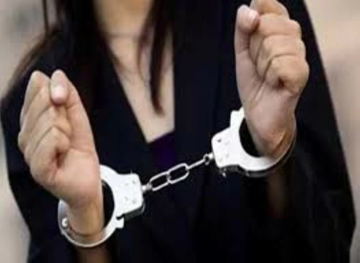 القبض على سيدة وضعت مادة مخدرة لزوجها بقصد الإضرار به