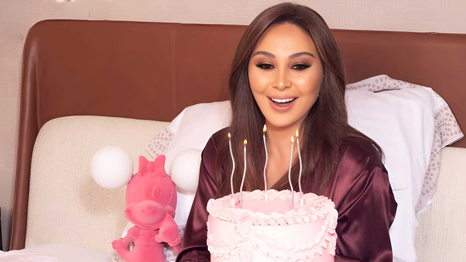 إليسا تحتفل بعيد ميلادها وتتغزل بكريم فهمي