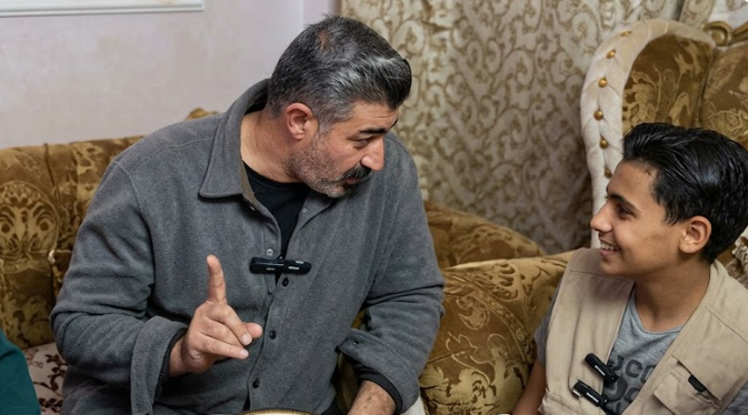 ياسر جلال يحقق أمنية بائع البلاستيك الطفل زياد ويقاسمه الطعام ببيته