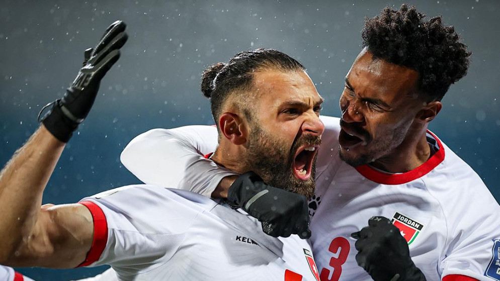 لاعب المنتخب الوطني يزن العرب يجدد عقده مع سيول الكوري الجنوبي