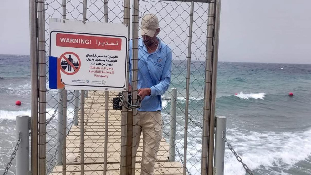 محمية العقبة تحذر من السباحة أو النزول إلى البحر في ظل ارتفاع الأمواج