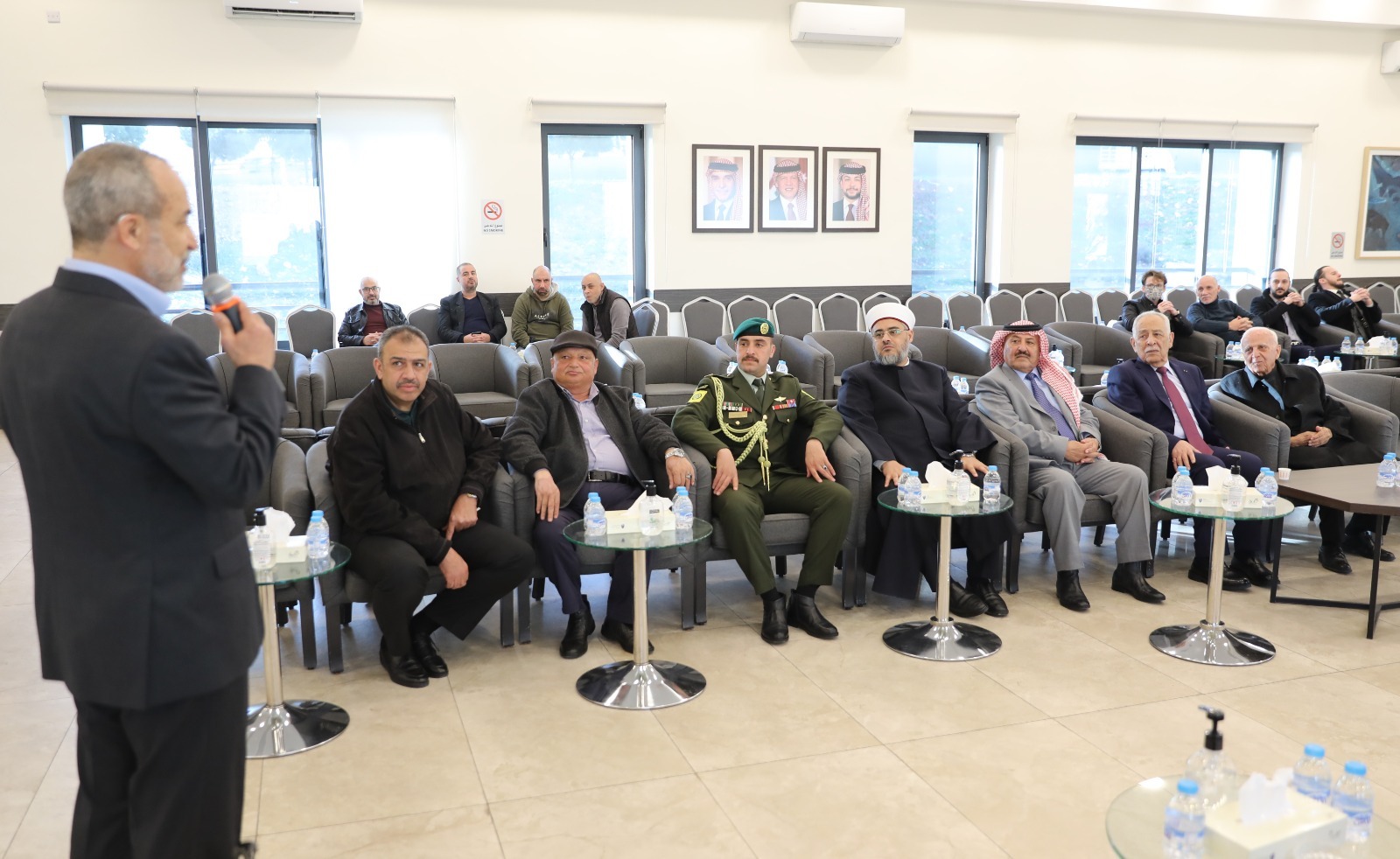 مندوبا عن الملك وولي العهد .. العيسوي يعزي آل عابدين